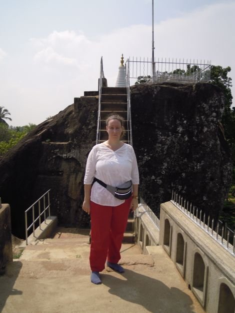 20111111_060700-Simone_vor_dem_Isurumuniya_Tempel_Anuradhapura_DSCN1139_470